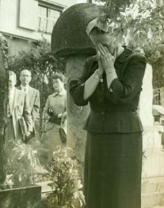 Gwen_Graveside
